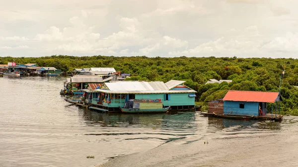Lake Tonle Sap, Combodia - 28 Eylül 2014: Tonle Sap üzerinde yüzen bir köy Chong Knies görünümü. Tonle Sap Gölü, 1997'den beri Unesco biyosferi olan Güneydoğu Asya'nın en büyük tatlı su gölüdür.