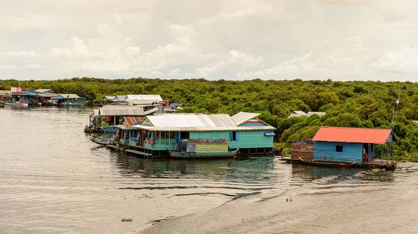 洞里湖 康波迪亚 2014年9月28日 在洞里萨湖上漂浮的村庄崇克奈斯景观 洞里萨湖是东南亚最大的淡水湖 自1997年以来一直作为联合国教科文组织的生物圈 — 图库照片