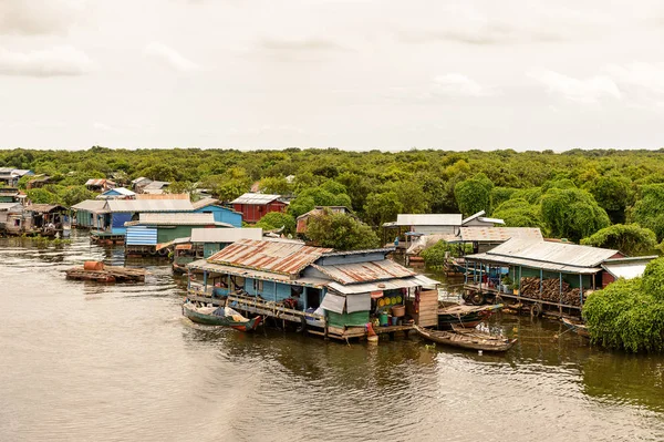 Lake Tonle Sap, Combodia - 28 Eylül 2014: Tonle Sap üzerinde yüzen bir köy Chong Knies görünümü. Tonle Sap Gölü, 1997'den beri Unesco biyosferi olan Güneydoğu Asya'nın en büyük tatlı su gölüdür.