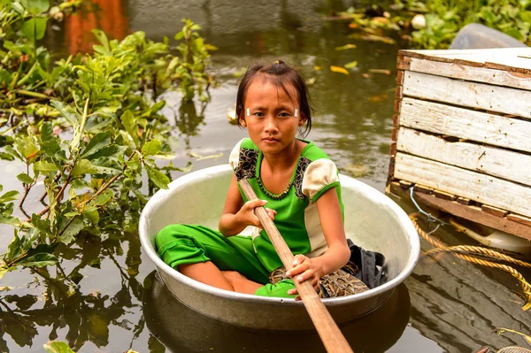 Lake Tonle Sap, Combodia - 28 Eylül 2014: Tanımlanamayan Vietnamlı kız, Güneydoğu Asya'nın en büyük tatlı su gölü olan Tonle Sap Gölü'nde leğen kemiğinde bir yılanla yelken açar.
