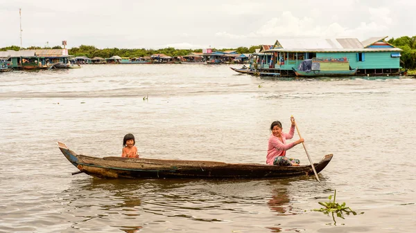Tonle Sap Gölü, Combodia - 28 Eylül 2014: Güneydoğu Asya'nın en büyük tatlı su gölü olan Tonle Sap Gölü'nde kimliği belirsiz insanlar 1997'den beri Unesco biyosferi