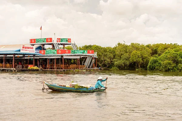 Tonle Sap Gölü, Combodia - 28 Eylül 2014: Güneydoğu Asya'nın en büyük tatlı su gölü olan Tonle Sap Gölü'nde kimliği belirsiz insanlar 1997'den beri Unesco biyosferi