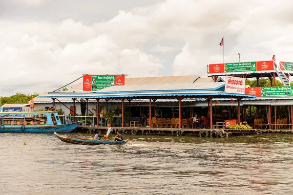 Lake Tonle Sap, Combodia - 28 Eylül 2014: Tonle Sap üzerinde yüzen bir köy Chong Knies Evleri. Tonle Sap Gölü, 1997'den beri Unesco biyosferi olan Güneydoğu Asya'nın en büyük tatlı su gölüdür.