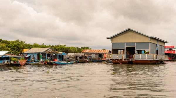 Lake Tonle Sap, Combodia - 28 Eylül 2014: Tonle Sap üzerinde yüzen bir köy Chong Knies Evleri. Tonle Sap Gölü, 1997'den beri Unesco biyosferi olan Güneydoğu Asya'nın en büyük tatlı su gölüdür.