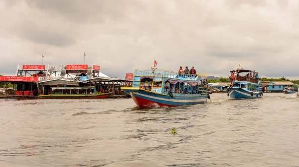 Lake Tonle Sap, Combodia - 28 Eylül 2014: Tonle Sap üzerinde yüzen bir köy Chong Knies Evleri. Tonle Sap Gölü, 1997'den beri Unesco biyosferi olan Güneydoğu Asya'nın en büyük tatlı su gölüdür.