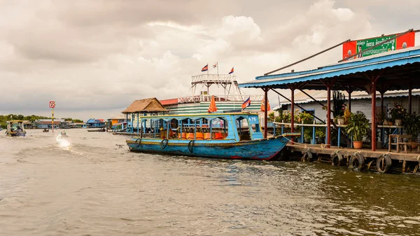 Lake Tonle Sap, Combodia - 28 Eylül 2014: Tonle Sap üzerinde yüzen bir köy Chong Knies Evleri. Tonle Sap Gölü, 1997'den beri Unesco biyosferi olan Güneydoğu Asya'nın en büyük tatlı su gölüdür.