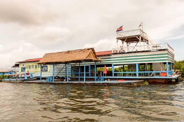 Lake Tonle Sap, Combodia - 28 Eylül 2014: Tonle Sap üzerinde yüzen bir köy Chong Knies Evleri. Tonle Sap Gölü, 1997'den beri Unesco biyosferi olan Güneydoğu Asya'nın en büyük tatlı su gölüdür.