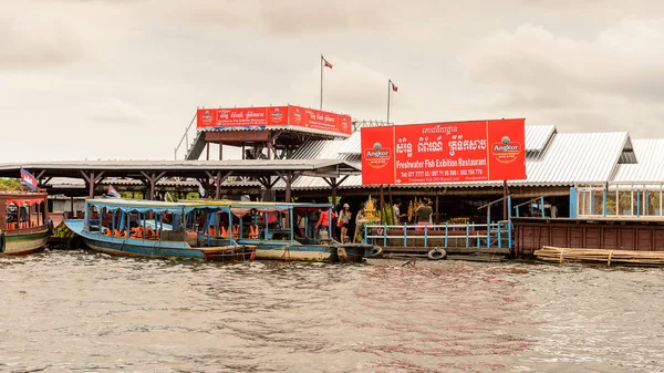 Lake Tonle Sap, Combodia - 28 Eylül 2014: Tonle Sap üzerinde yüzen bir köy Chong Knies Evleri. Tonle Sap Gölü, 1997'den beri Unesco biyosferi olan Güneydoğu Asya'nın en büyük tatlı su gölüdür.