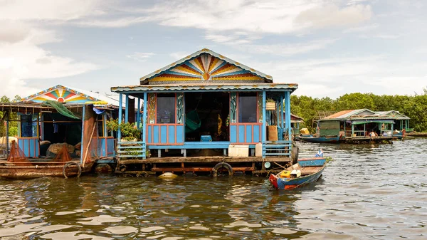 Lake Tonle Sap, Combodia - 28 Eylül 2014: Tonle Sap üzerinde yüzen bir köy Chong Knies Evleri. Tonle Sap Gölü, 1997'den beri Unesco biyosferi olan Güneydoğu Asya'nın en büyük tatlı su gölüdür.