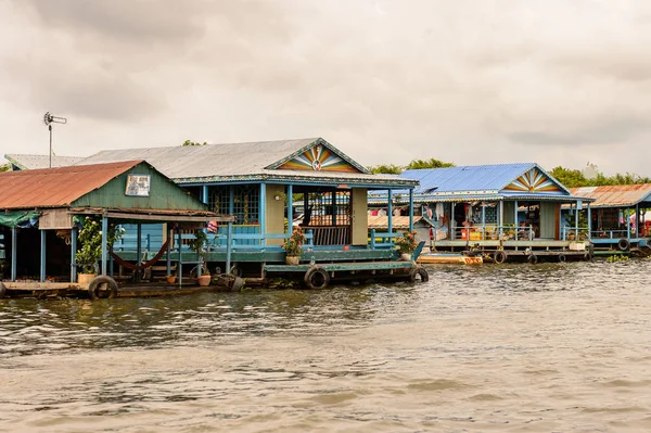 Lake Tonle Sap, Combodia - 28 Eylül 2014: Tonle Sap üzerinde yüzen bir köy Chong Knies Evleri. Tonle Sap Gölü, 1997'den beri Unesco biyosferi olan Güneydoğu Asya'nın en büyük tatlı su gölüdür.