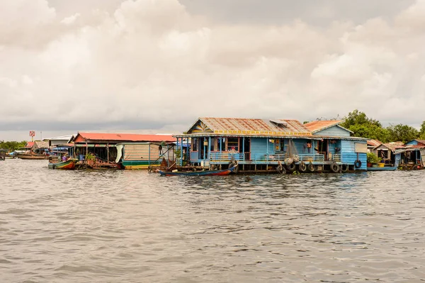 Lake Tonle Sap, Combodia - 28 Eylül 2014: Tonle Sap üzerinde yüzen bir köy Chong Knies Evleri. Tonle Sap Gölü, 1997'den beri Unesco biyosferi olan Güneydoğu Asya'nın en büyük tatlı su gölüdür.