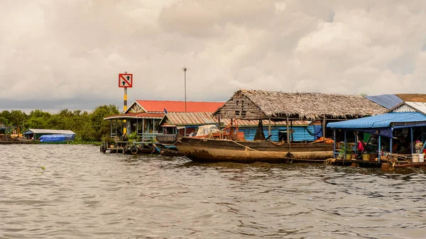 Lake Tonle Sap, Combodia - 28 Eylül 2014: Tonle Sap üzerinde Yüzen köy Chong Knies. Tonle Sap Gölü, 1997'den beri Unesco biyosferi olan Güneydoğu Asya'nın en büyük tatlı su gölüdür.