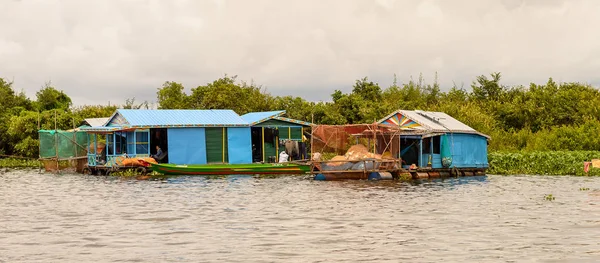 Lake Tonle Sap, Combodia - 28 Eylül 2014: Tonle Sap üzerinde Yüzen köy Chong Knies. Tonle Sap Gölü, 1997'den beri Unesco biyosferi olan Güneydoğu Asya'nın en büyük tatlı su gölüdür.