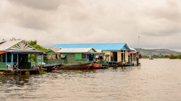 Lake Tonle Sap, Combodia - 28 Eylül 2014: Tonle Sap üzerinde Yüzen köy Chong Knies. Tonle Sap Gölü, 1997'den beri Unesco biyosferi olan Güneydoğu Asya'nın en büyük tatlı su gölüdür.