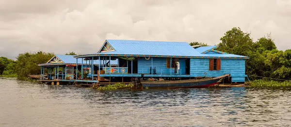 Lake Tonle Sap, Combodia - 28 Eylül 2014: Tonle Sap üzerinde Yüzen köy Chong Knies. Tonle Sap Gölü, 1997'den beri Unesco biyosferi olan Güneydoğu Asya'nın en büyük tatlı su gölüdür.