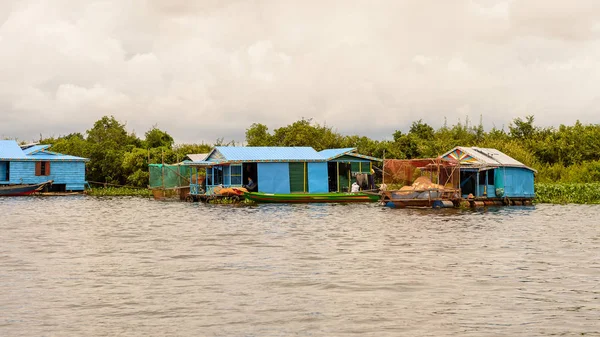 Lake Tonle Sap, Combodia - 28 Eylül 2014: Tonle Sap üzerinde Yüzen köy Chong Knies. Tonle Sap Gölü, 1997'den beri Unesco biyosferi olan Güneydoğu Asya'nın en büyük tatlı su gölüdür.