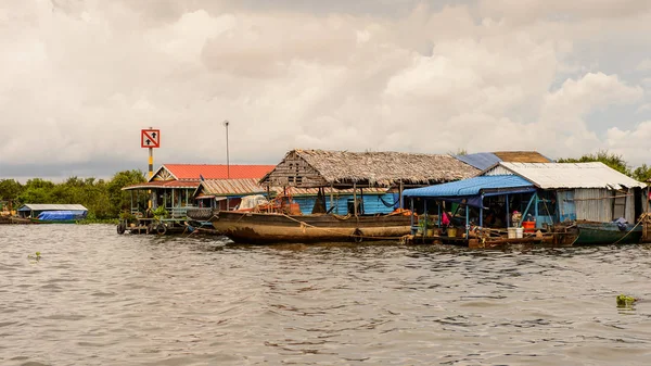 Lake Tonle Sap, Combodia - 28 Eylül 2014: Tonle Sap üzerinde Yüzen köy Chong Knies. Tonle Sap Gölü, 1997'den beri Unesco biyosferi olan Güneydoğu Asya'nın en büyük tatlı su gölüdür.