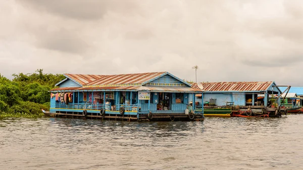 洞里萨湖 康波迪亚 2014年9月28日 在洞里萨湖上漂浮的村庄崇克 洞里萨湖是东南亚最大的淡水湖 自1997年以来一直作为联合国教科文组织的生物圈 — 图库照片
