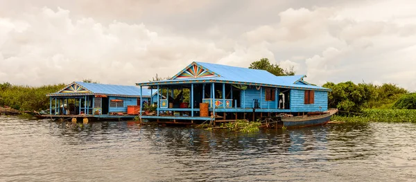 Lake Tonle Sap, Combodia - 28 Eylül 2014: Tonle Sap üzerinde Yüzen köy Chong Knies. Tonle Sap Gölü, 1997'den beri Unesco biyosferi olan Güneydoğu Asya'nın en büyük tatlı su gölüdür.