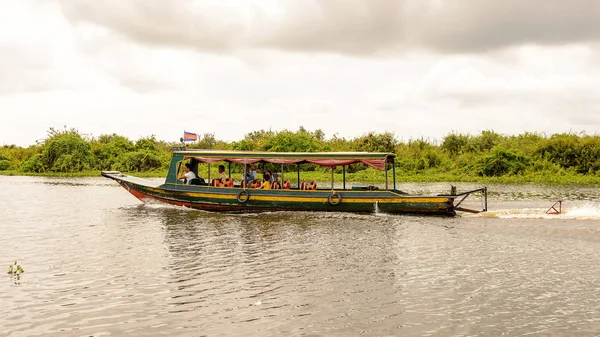 Lake Tonle Sap, Combodia - 28 Eylül 2014: Güneydoğu Asya'nın en büyük tatlı su gölü olan Tonle Sap Gölü'nde turist teknesiyle denize açılan kimliği belirsiz turistler, 1997'den beri Unesco biyosferi