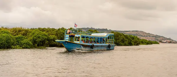 Lake Tonle Sap Combodia Sep 2014 Turistas Identificados Navegan Barco — Foto de Stock