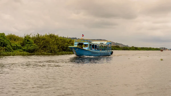 Lake Tonle Sap, Combodia - 28 Eylül 2014: Güneydoğu Asya'nın en büyük tatlı su gölü olan Tonle Sap Gölü'nde turist teknesiyle denize açılan kimliği belirsiz turistler, 1997'den beri Unesco biyosferi