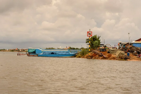 Lake Tonle Sap, Combodia - 28 Eylül 2014: Tonle Sap Gölü, Güneydoğu Asya'nın en büyük tatlı su gölü, 1997'den beri Unesco biyosferi