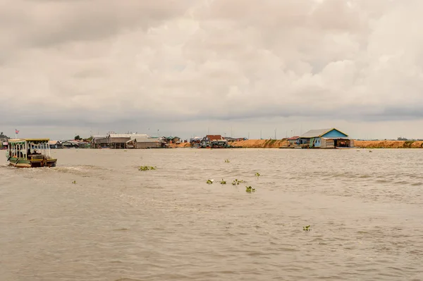 Lake Tonle Sap Combodia Sep 2014 Turistas Identificados Navegan Barco — Foto de Stock