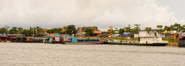Tonle Sap Gölü, Combodia - 28 Eylül 2014: Güneydoğu Asya'nın en büyük tatlı su gölü olan Tonle Sap Gölü'nün kıyısı, 1997'den beri Unesco biyosferi