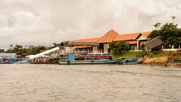 Tonle Sap Gölü, Combodia - 28 Eylül 2014: Güneydoğu Asya'nın en büyük tatlı su gölü olan Tonle Sap Gölü'nün kıyısı, 1997'den beri Unesco biyosferi
