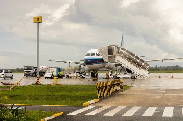 柬埔寨暹粒 2014年9月26日 中国南方飞机在暹粒国际机场登机 就客运量而言 它是柬埔寨最繁忙的机场 — 图库照片