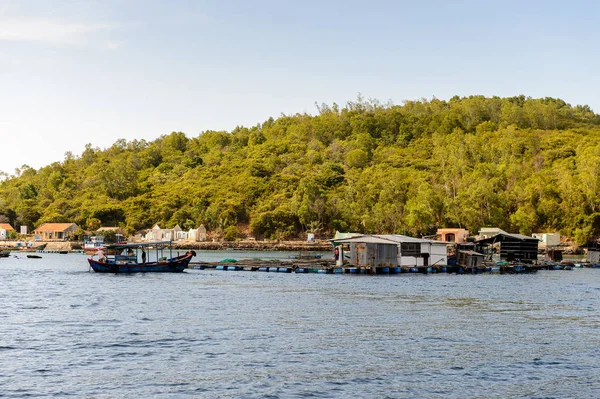 Nha Trang, Vietnam - 30 Eylül 2014: Güney Çin Denizi'nde Nha Trang yakınlarındaki adalardan biri, Vietnam. Güney Çin Denizi 3.500.000 kilometre kare