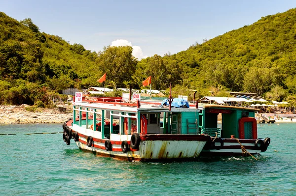 Nha Trang, Vietnam - 30 Eylül 2014: Güney Çin Denizi'nde tekne saisl, Vietnam. Güney Çin Denizi 3.500.000 kilometre kare