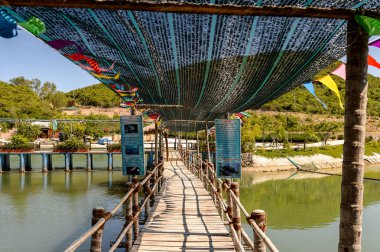 Nha Trang, Vietnam - 30 Ekim 2014: Tri Nguyen Akvaryum kompleksi, Nha Trang yakınlarındaki popüler bir turistik yer köprüsü, Vietnam