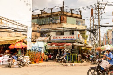 Ho Chi Minh, Vietnam - Eki 5, 2014: Hochiminh (Saygon) sokakta mimari ve motosiklet trafiği. Saygon Vietnam'ın en büyük şehridir.