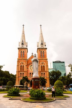 Ho Chi Minh, Vietnam - 5 Ekim 2014: Hochiminh(Saygon)'de Saygon Notre Dame Bazilikası (Immaculate Conception Our Lady bazilikası). Fransız sömürgeciler tarafından kurulmuştur.