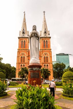 Ho Chi Minh, Vietnam - 5 Ekim 2014: Hochiminh(Saygon)'de Saygon Notre Dame Bazilikası (Immaculate Conception Our Lady bazilikası). Fransız sömürgeciler tarafından kurulmuştur.