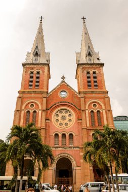 Ho Chi Minh, Vietnam - 5 Ekim 2014: Hochiminh(Saygon)'de Saygon Notre Dame Bazilikası (Immaculate Conception Our Lady bazilikası). Fransız sömürgeciler tarafından kurulmuştur.
