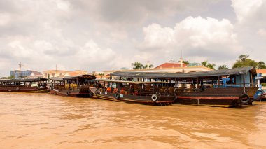 Tien Giang, Vietnam - Eki 5, 2014: Güney Vietnam Mekong nehri üzerinde turistik tekne. Mekong 12 en uzun nehir ve akar yalak Çin, Burma, Laos, Tayland, Kamboçya, Vietnam