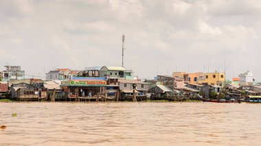 Tien Giang, Vietnam - 5 Ekim 2014: Güney Vietnam'daki Mekong nehri kıyısı. Mekong 12 en uzun nehir ve akar yalak Çin, Burma, Laos, Tayland, Kamboçya, Vietnam