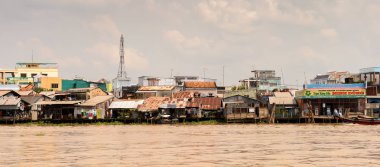 Tien Giang, Vietnam - 5 Ekim 2014: Güney Vietnam'daki Mekong nehri kıyısı. Mekong 12 en uzun nehir ve akar yalak Çin, Burma, Laos, Tayland, Kamboçya, Vietnam