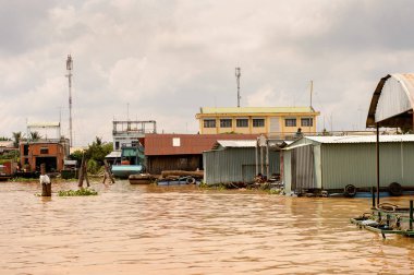 Tien Giang, Vietnam - 5 Ekim 2014: Güney Vietnam'daki Mekong nehri kıyısı. Mekong 12 en uzun nehir ve akar yalak Çin, Burma, Laos, Tayland, Kamboçya, Vietnam