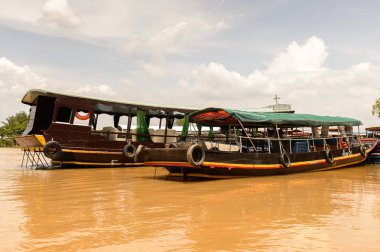 Tien Giang, Vietnam - Eki 5, 2014: Güney Vietnam Mekong nehri üzerinde turistik tekne. Mekong 12 en uzun nehir ve akar yalak Çin, Burma, Laos, Tayland, Kamboçya, Vietnam