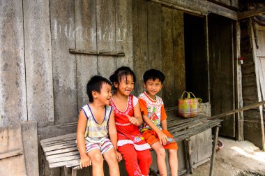 Ap Van Hoa Quoi Hoa Tay, Vietman - Eki 5, 2014: Tanımlanamayan Vietnamlı çocuklar, erkek ve kız kardeşi Vietnam evin yakınında. Vietnam halkının %86'sı Viet etnik grubuna mense