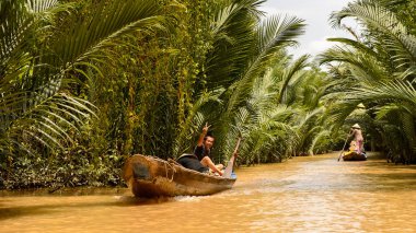 Song Nuoc Mien Tay, Vietnam - Eki 5, 2014: Mekong nehri üzerinde bir teknede tanımlanamayan Vietnamlılar. Mekong dünyanın en uzun 12.