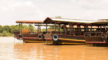 Tien Giang, Vietnam - Eki 5, 2014: Güney Vietnam Mekong nehri üzerinde turistik tekne. Mekong 12 en uzun nehir ve akar yalak Çin, Burma, Laos, Tayland, Kamboçya, Vietnam