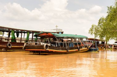 Tien Giang, Vietnam - Eki 5, 2014: Güney Vietnam Mekong nehri üzerinde turistik tekne. Mekong 12 en uzun nehir ve akar yalak Çin, Burma, Laos, Tayland, Kamboçya, Vietnam