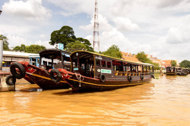 Tien Giang, Vietnam - 5 Ekim 2014: Güney Vietnam'da Mekong nehri üzerinde ahşap tekne. Mekong 12 en uzun nehir ve akar yalak Çin, Burma, Laos, Tayland, Kamboçya, Vietnam