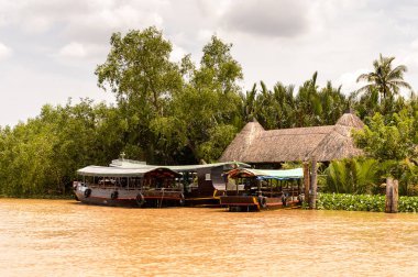 Tien Giang, Vietnam - 5 Ekim 2014: Güney Vietnam'da Mekong nehri üzerinde ahşap tekne. Mekong 12 en uzun nehir ve akar yalak Çin, Burma, Laos, Tayland, Kamboçya, Vietnam