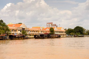 Tien Giang Eyaleti, Vietnam - 5 Ekim 2014: Güney Vietnam'da Mekong nehri üzerinde tekneler. Mekong 12 en uzun nehir ve akar yalak Çin, Burma, Laos, Tayland, Kamboçya, Vietnam